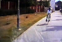 Opilci vyrazili na cyklovýlet: Jeden z kola spadl sám, druhého sundali strážníci