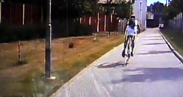 Většina cyklistů se dokáže chodcům bezpečně vyhnout, někteří jsou ale velmi nebezpeční. (Ilustrační foto)
