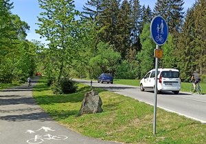 Přestože přes Dolní a Horní Lomnou na Jablunkovsku vede krásná cyklostezka, mnozí lidé stále šlapou do pedálů po silnici.