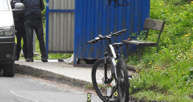V obci Březí za Prahou nepřežil mladý cyklista pád z elektrokola.