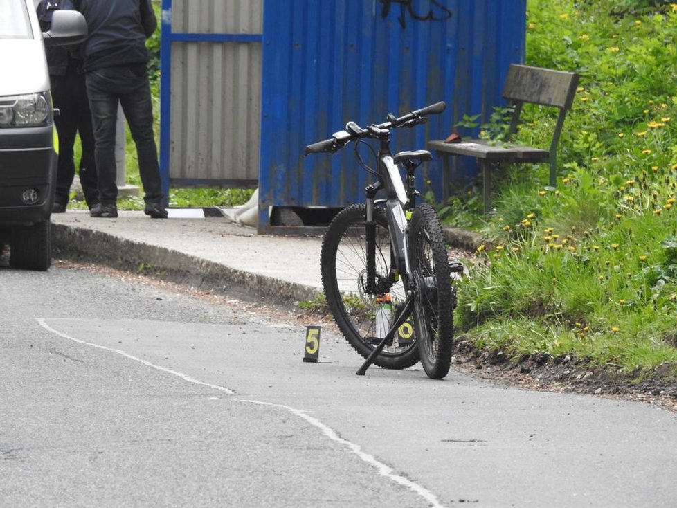 V obci Březí za Prahou nepřežil mladý cyklista pád z elektrokola.