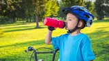 Puberťáci kašlou na bezpečnost: V helmě si na kole připadají k smíchu