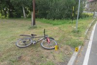 Opilému cyklistovi byla silnice úzká: Šněroval ji od kraje ke kraji a nakonec si nabil