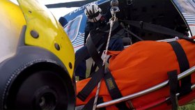 Video hasičů zachytilo perfektní souhru záchranářů při nehodě cyklisty v nepřístupném terénu.