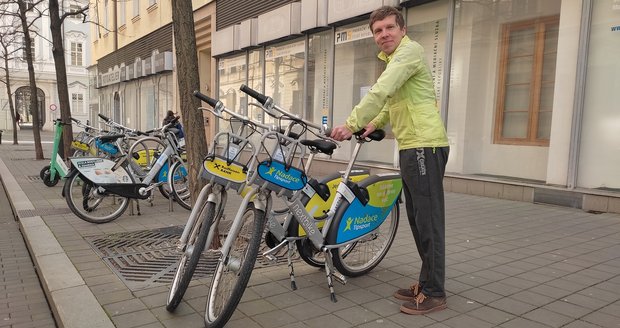 Srazil ho feťák v autě: Z vděku pomáhá v nemocnici, věnoval peníze a zase sedl na kolo