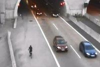 Opilý cyklista jel po dálnici v protisměru, pak zablokoval tunel