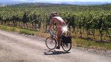 Zadnice na rozpáleném sedle: Moravskými vinicemi svištěl nahý cyklista