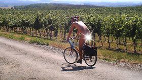 S naháči se na jižní Moravě roztrhl pytel. Takto fotopast  nachytala nedávno mezi vinicemi nahého cyklistu.