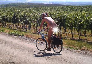 Nahý muž se prohání na kole vinicemi společnosti Lahofer.