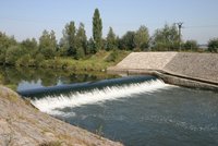 Z projížďky se už nevrátil: Tělo seniora i s kolem vylovili z řeky