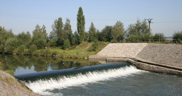 Mrtvého cyklistu (78) vylovili lidé z řeky Opavy u Děhylova.