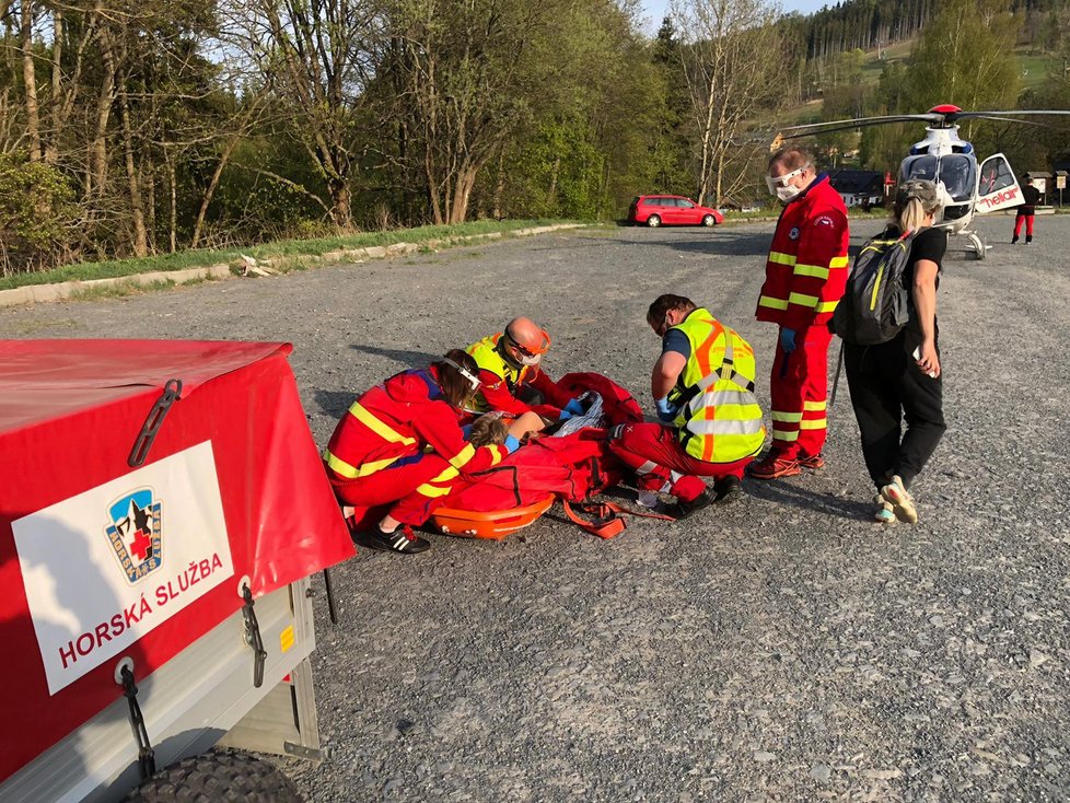 Pro těžce zraněného cyklistu (9) na Bruntálsku letěl vrtulník