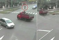Drsná nehoda v Jaroměři: Cyklista v šílené rychlosti najel do náklaďáku