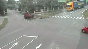 Drsná nehoda v Jaroměři: Cyklista v šílené rychlosti najel do náklaďáku.