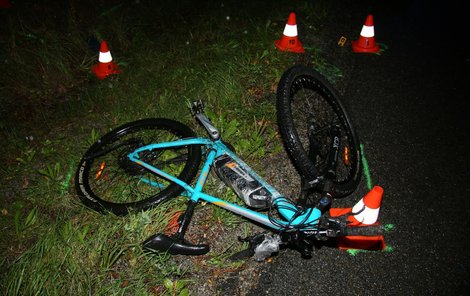 Mrtvého cyklistu našla svědkyně u silnice za obcí Blansko na Českokrumlovsku.