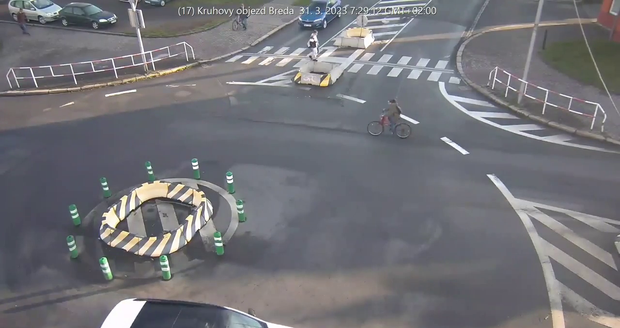 Řidič osobního auta přehlédl na kruhovém objezdu v Opavě cyklistku a srazil ji.