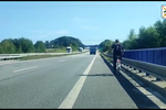 Po dálnici na Frýdecko-Místecku šlapala cyklistka. Dostala pokutu.