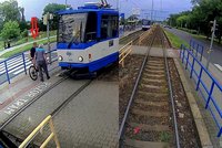 Cyklista vjel v Ostravě do cesty tramvaji: Řidič brzdil, zranil se cestující