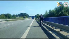 Po dálnici na Frýdecko-Místecku šlapala cyklistka. Dostala pokutu.