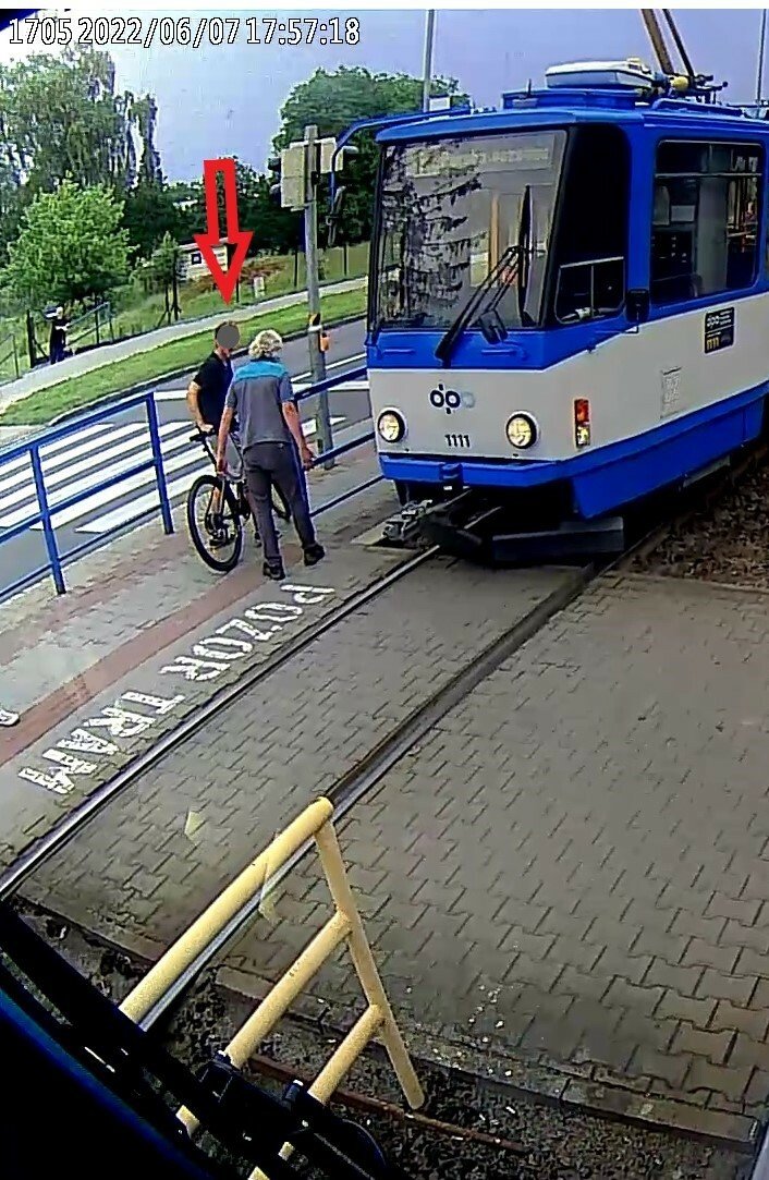 Policie hledá cyklistu, který vjel v Ostravě před tramvaj č. 17, ve které se zranil cestující.