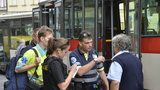 Cyklista dal autobusákovi pěstí: Naštvalo ho, že na něj zatroubil