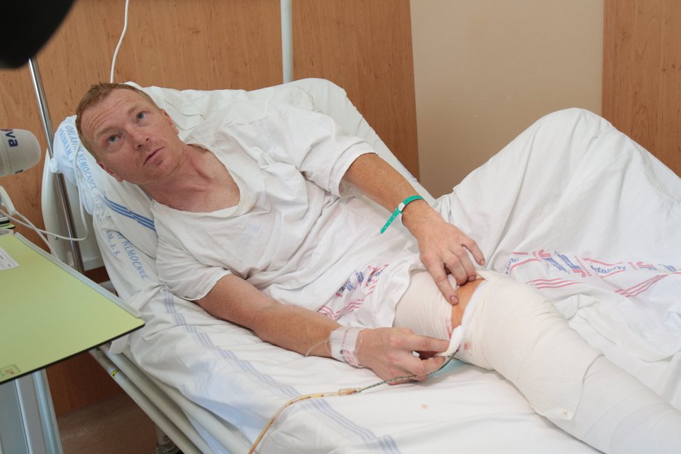 Se svým zraněním leží Bronislav v nemocnici