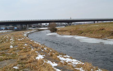 Cyklista sjel v těchto místech do řeky a začal se topit.