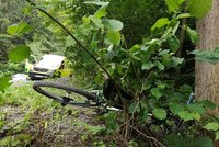 Záhada mrtvého cyklisty: Ležel u silnice několik metrů od kola! Dalšího smetla motorka