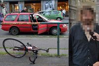 Opilý muž bez řidičáku srazil na Smíchově cyklistu: Přejel přes něj dvěma koly