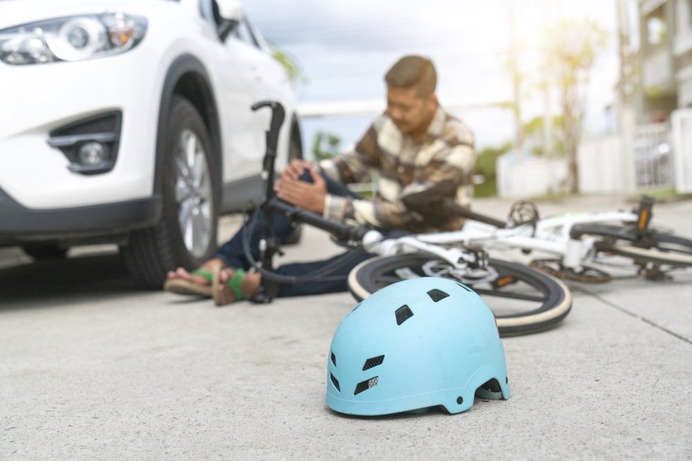 Cyklisté musí dbát zvýšené pozornosti především na silnicích. Řada nehod vzniká právě z nepozornosti, zbrklosti, nebo při chybě řazení nebo odbočování (ilustrační foto.)