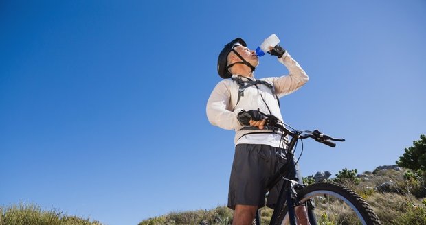 Cyklista se posilňoval při jízdě alkoholem.