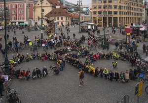 Cyklisté v centru Prahy demonstrovali za jeho průjezdnost.