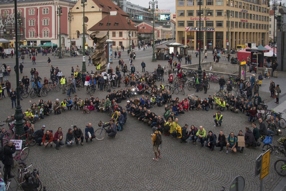 Cyklisté v centru Prahy demonstrovali za jeho průjezdnost.