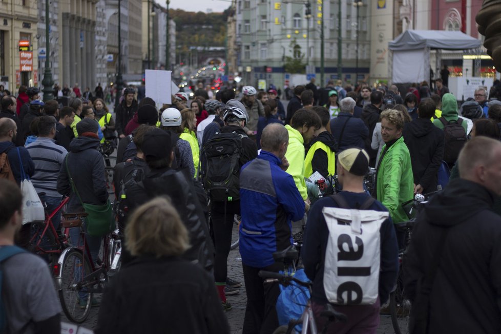 Cyklisté v centru Prahy demonstrovali za jeho průjezdnost.