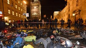 Cyklisté protestovali proti zákazu kol v centru Prahy.