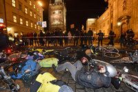 Cyklisté zablokovali Křižovnickou ulici vlastními těly. Protestovali proti zákazu kol v centru