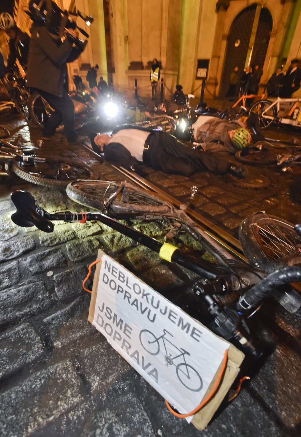 Cyklisté protestovali proti zákazu kol v centru Prahy.