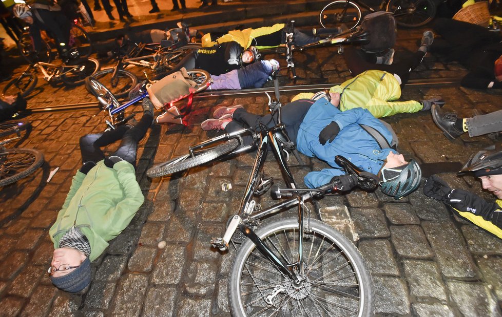 Cyklisté protestovali proti zákazu kol v centru Prahy.