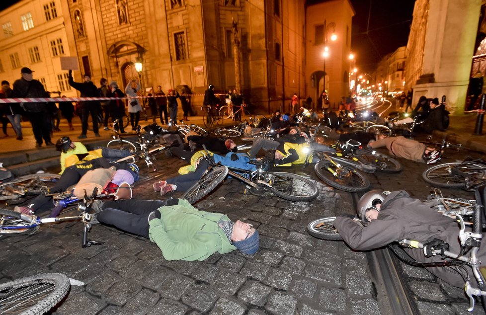 Cyklisté protestovali proti zákazu kol v centru Prahy.