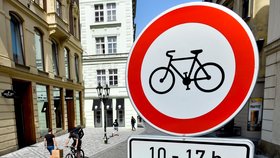 TSK do konce měsíce osadí značky zakazující od 10 do 17 hodin kola na pěších zónách v centru Prahy.