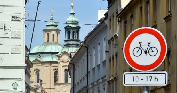 TSK do konce měsíce osadí značky zakazující od 10 do 17 hodin kola na pěších zónách v centru Prahy.