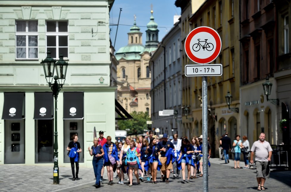 TSK do konce měsíce osadí značky zakazující od 10 do 17 hodin kola na pěších zónách v centru Prahy.