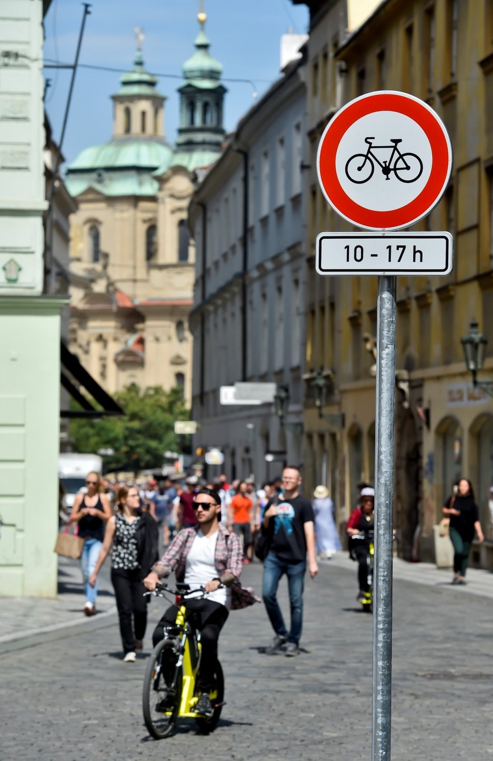 Soud zákaz kol v centru Prahy zrušil.