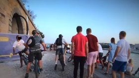Bezohledná jízda pětice cyklistů po Rašínově nábřeží