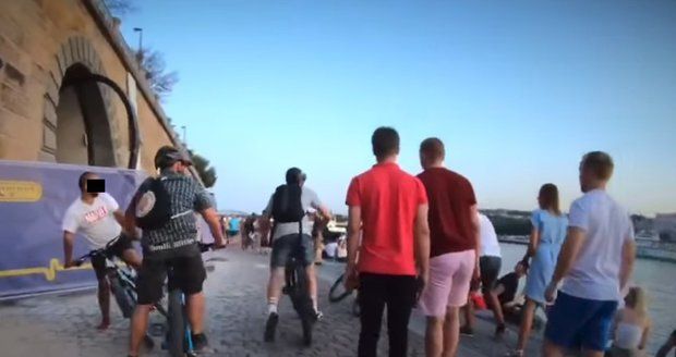 Děsivé video zachytilo řádění gangu cyklistů na náplavce! V rychlosti kličkovali mezi chodci, jednoho srazili