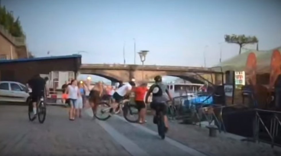Bezohledná jízda pětice cyklistů po Rašínově nábřeží.