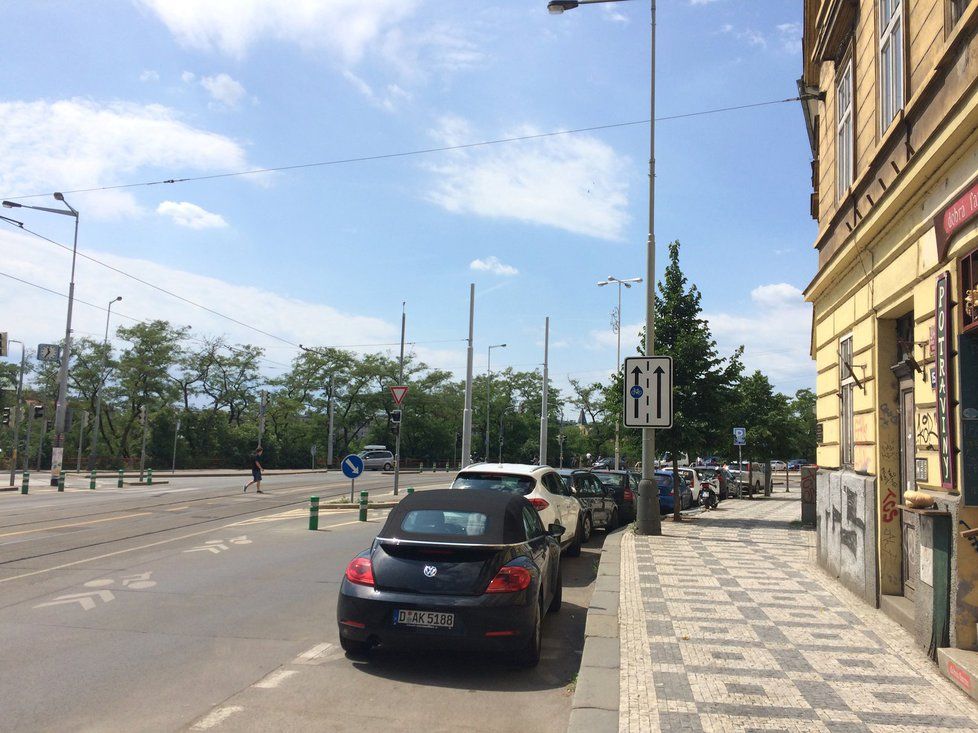 Pomník se nachází na křižovatce Dukelských hrdinů a nábřeží Kapitána Jaroše.