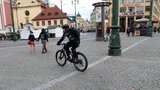 Dělníci s bruskou v historickém centru Prahy: Mažou pruhy pro cyklisty, které nikdy neplatily