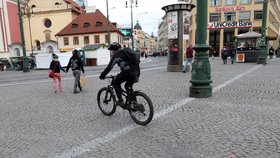 Dělníci s bruskou v historickém centru Prahy: Mažou pruhy pro cyklisty, které nikdy neplatily