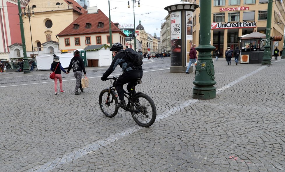 Pražské strážníky nejvíce trápí nezodpovědní řidiči a také cyklisté v centru města. (ilustrační foto)